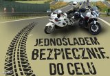 plakat na którym widać drogę, dwa motocykle i hasło policyjnej akcji Jednośladem Bezpiecznie do celu