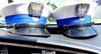 zdjęcie dwóch czapek policjantów ruchu drogowego